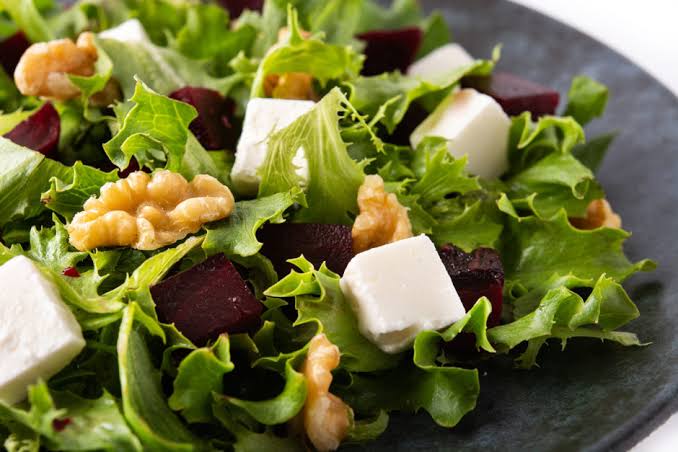 Ensalada de Queso de Cabra y Nueces con Vinagreta de Miel de las Altas Montañas